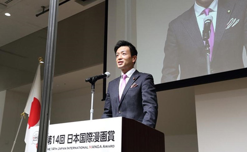 壇上の鈴木外務大臣政務官